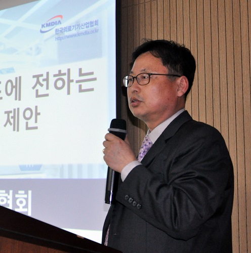 한국의료기기산업협회 나흥복 전무가 정책제안서에 대해 설명하고 있다.