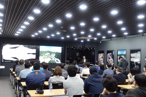 김주성 총장이 ‘가상해부대’ 실습실에서 졸업생들을 대상으로 자궁경부암에 대한 강의를 진행하고 있다.