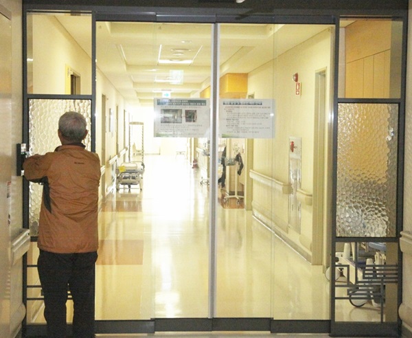 한 환자 보호자가 병동에 들어가기 위해 출입 확인을 받는 모습.