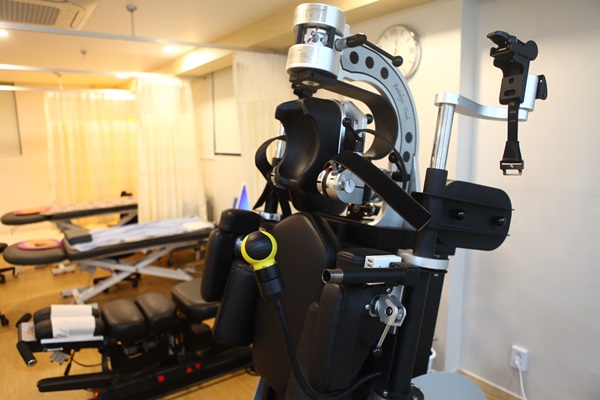 최근 방배역 근처로 이전한 박석삼 의원은 비수술 디스크치료를 위한 로봇감압장비를 보강했다.