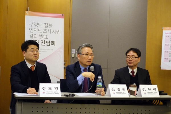 좌측부터 정보영 총무이사, 김영훈 회장, 김진배 보험이사