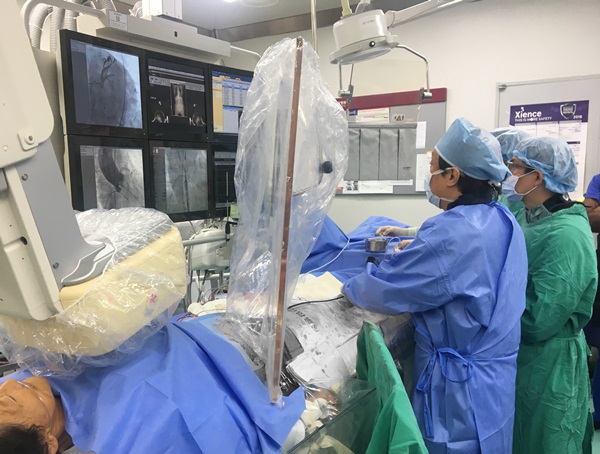 유철웅 교수팀이 대동맥판막협착증 환자에게 국소마취하에서 TAVI시술을 시행하고 있다.