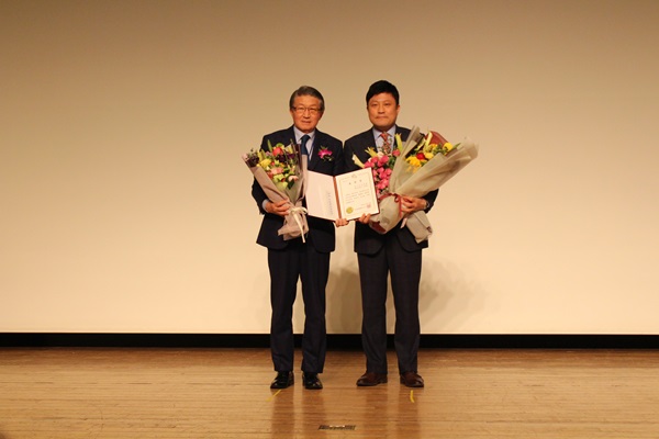 명지성모병원 김동철 행정부원장(사진 오른쪽)이 대한병원협회장 표창을 수상한 후 임영진 대한병원협회장과 함께 기념사진을 촬영하고 있다.