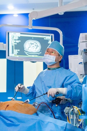 민석기 교수가 스마트 수술실에서 수술을 집도하고 있다.