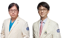 좌측부터 서울성모병원 비뇨의학과 이지열, 하유신 교수