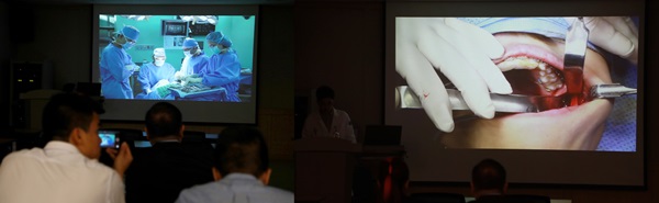 박재억 교수가 서울성모병원에서 개최 된 제 1회 FDS에서 악안면 기형 수술을 라이브로 진행하며 수술 노하우를 전수하고 있다.