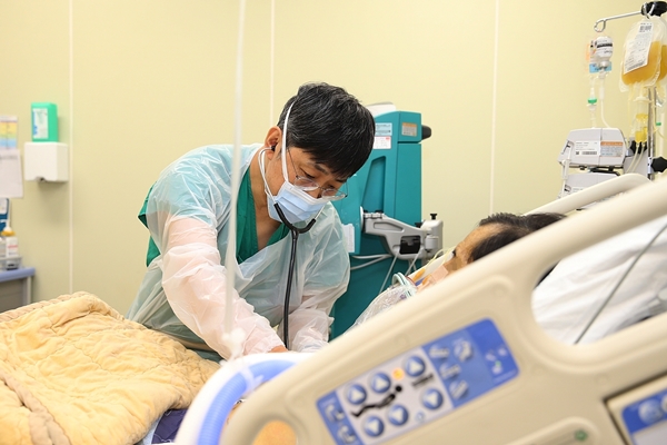 송기원 서울아산병원 간이식간담도외과 교수가 중환자실에 입원해 있는 급성간부전 환자를 진찰하고 있다.