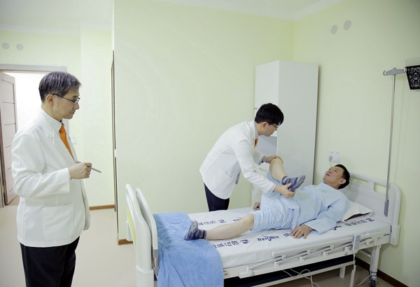 힘찬병원 이수찬 대표원장(왼쪽)과 목동힘찬병원 백지훈 원장(왼쪽 두번째)이 수술에 앞서 고관절 환자의 진료를 보고 있다.