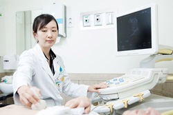 가톨릭대 인천성모병원 소화기내과 유선홍 교수가 초음파 검사를 진행하고 있다.