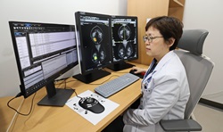 연세대학교 의과대학 용인세브란스병원 김은경 연구부원장(영상의학과 교수)이 루닛 인사이트 MMG를 활용해 유방암 의심 부위를 확인하고 있다.