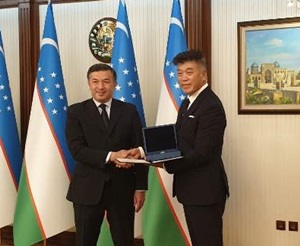 베흐조드 무사예프 우즈베키스탄 부총리로부터 훈장 받는 최재욱 교수(오른쪽)
