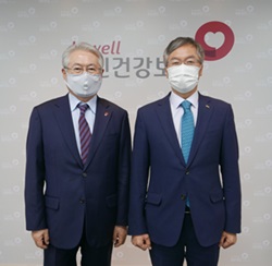 김용익 건보공단 이사장(좌)와 이상훈 협회장