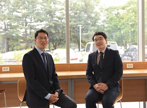 아주대 의료정보학과 박래웅 교수, 유승찬 연구원(왼쪽부터)