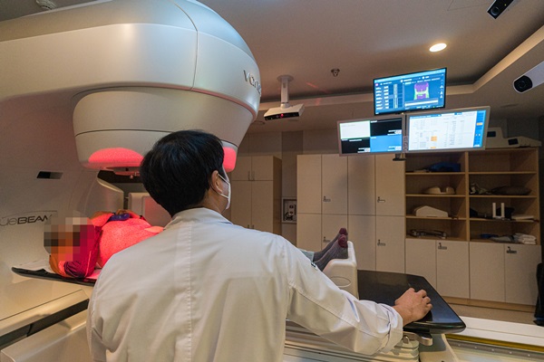 방사선 치료 전 ‘Align RT’를 통해 환자 몸의 치료 범위를 설정하고 있다.