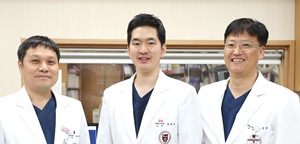 (우측부터) 심혈관센터 김진원, 강동오 교수, 핵의학과 어재선 교수