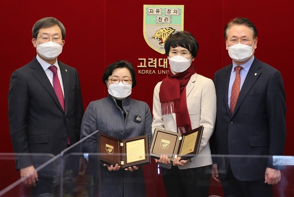 왼쪽부터 정진택 총장, 남명화 교우, 김숙희 교우, 김영훈 의무부총장