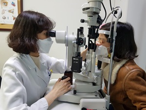 노원을지대학교병원 안과 정은혜 교수가 세극등현미경 검사를 통해 각막과 결막을 살펴보고 있다