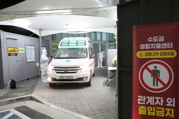 서울시립대기숙사 생활치료센터에 코로나19 확진자를 태운 엠뷸런스가 들어오고 있다