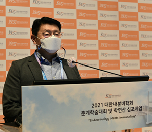 이오플로우 김재진 대표이사가 내분비학회에서 발표하고 있다. 