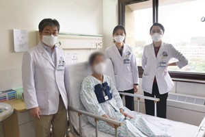 (왼쪽) 함석진 교수(흉부외과), 환자, 박지은 교수(호흡기내과), 김은진 교수(감염내과)