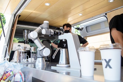 로봇 바리스타 ‘바리스’가 이화의료원 의료진들에게 커피를 제공하고 있다.