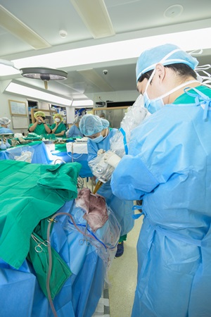  교모세포종 환자에 IORT를 실시하는 강남세브란스병원 의료진 