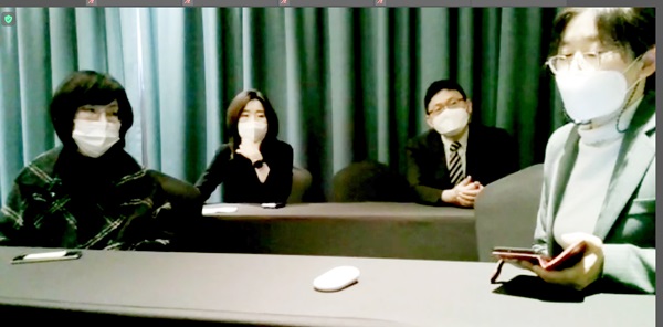 두통학회 임원진이 추계학술대회 중 온라인으로 기자간담회를 진행하고 있다.