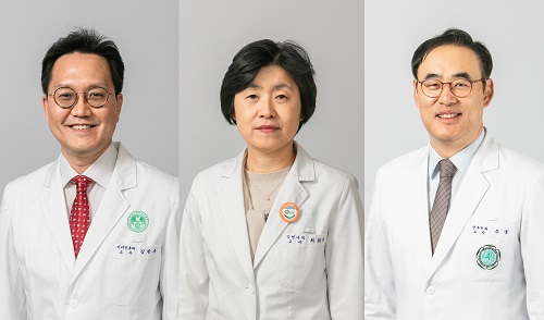 왼쪽부터 김한수 의료원 전략기획본부장, 최희정 이대목동병원 진료부원장, 주웅 이대서울병원 진료부원장