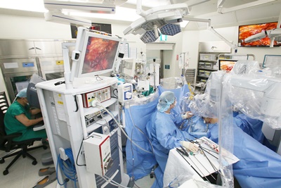 서울아산병원 비뇨의학과 홍준혁 교수(왼쪽)가 전립선암 환자를 로봇수술하고 있다