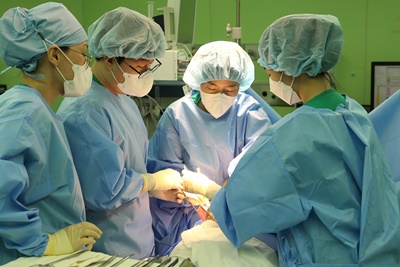 서울아산병원 유방외과 이새별 교수(오른쪽에서 두번째)가 유방암 환자를 수술하고 있다