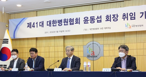 좌측부터 김진호 총무위원장, 유인상 보험위원장, 윤동섭 회장 송재찬 상근부회장