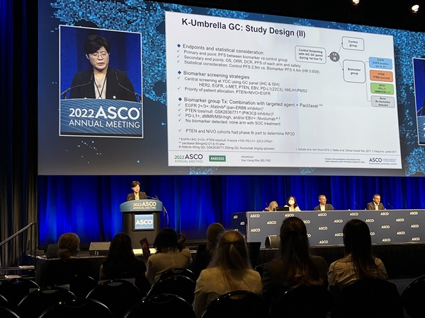 ASCO 2022에서 라선영 교수가 위암 개인 맞춤치료를 위한 우산형 임상 연구 결과를 구연 발표하고 있다.