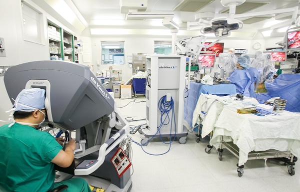김용희 서울아산병원 식도암센터장(왼쪽 아래)이 식도암 환자에게 다빈치 로봇을 이용한 식도 절제 수술을 하고 있다.