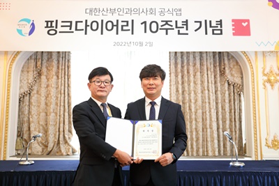 왼쪽부터 김재연 회장, NHN에듀 펨테크사업본부 정동석 이사