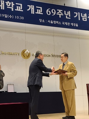 한국외대상 수상자 강덕영 대표이사(오른쪽)