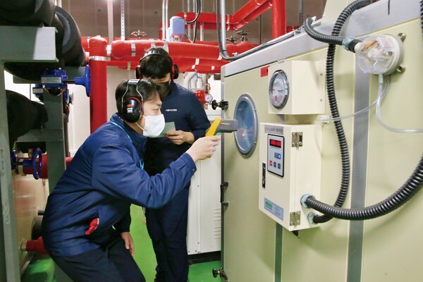 서울아산병원 직원이 에너지 절감을 위해 설치한 폐열회수 장비를 점검하고 있다.