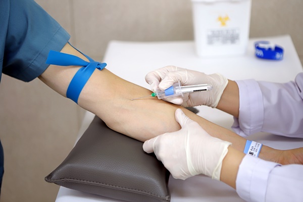 표준 채혈 술기에 따라 진공관 채혈을 실시하고 있는 모습