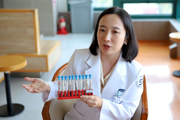 최수인 교수가 정상 검체와 채혈 오류로 생긴 검체에 대해 설명하고 있다. 정상 혈청은 노란색(가장 오른쪽)을 띄지만, 용혈로 인해 빨갛게 변하거나, 뿌옇게 혼탁해진 검체, 응고되거나 채혈량이 부족한 검체는 정확한 검사 결과를 낼 수 없다.